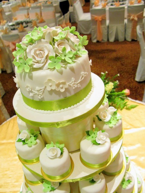 Little wedding mini cakes in white and olive green