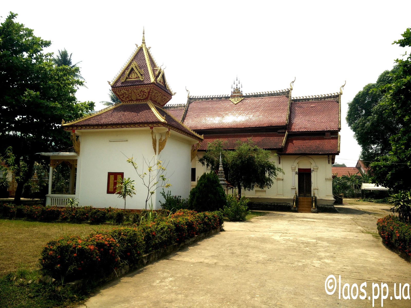 Территория лаосского буддиского храма