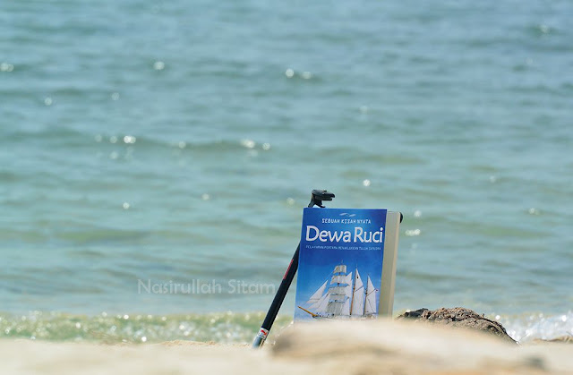 Buku Dewa Ruci di tepian pantai Pulau Panjang Jepara