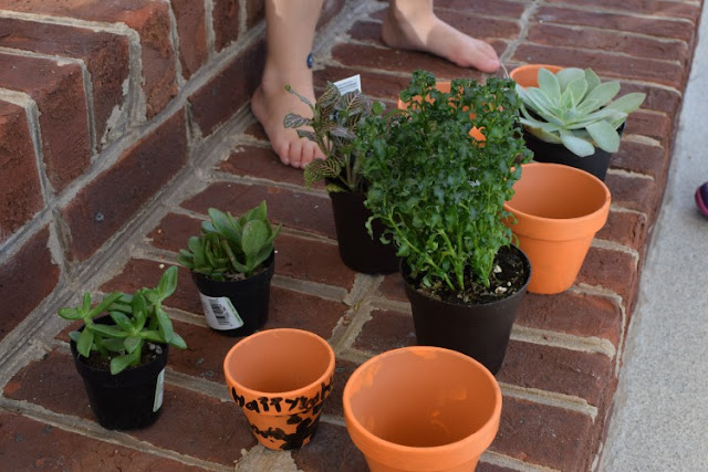 Jack-O-Lantern Flower Pots - Kid's craft for Halloween.  Children will love painting friendly or spooky jack-o-lantern faces!  Great activity for kindergarten or elementary kids.