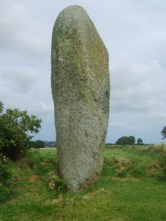  Manusia di dunia ini tidak terlepas dari yang namanya kepercayaan Nih Arti Menhir,Sarkofagus,Dolmen, Peti Kubur Batu, Waruga, Punden Berundak, Arca atau Patung