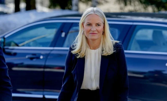 Crown Princess Mette-Marit wore a Banora white ivory silk blouse by Hugo Boss, and a black navy suit by Max Mara