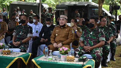 Danrem 043/Gatam Dampingi Pangdam II/Swj Serahkan Bantuan Sosial Kepada Masyarakat Pesawaran