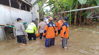 Respon Cepat Polisi di Banyuwangi Selamatkan Lansia Terjebak Banjir