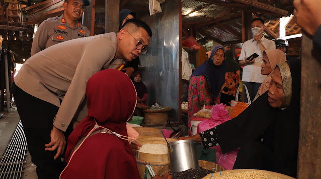 Bersama Satgas Pangan Kapolres Ponorogo Cek Pasar Jambon Pantau Harga dan Stok Bahan Pokok