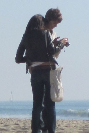 pics of selena gomez and justin bieber on the beach. Justin-Bieber-and-Selena-Gomez