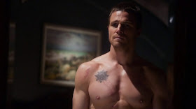 Stephen Amell Shirtless in Arrow s1e01