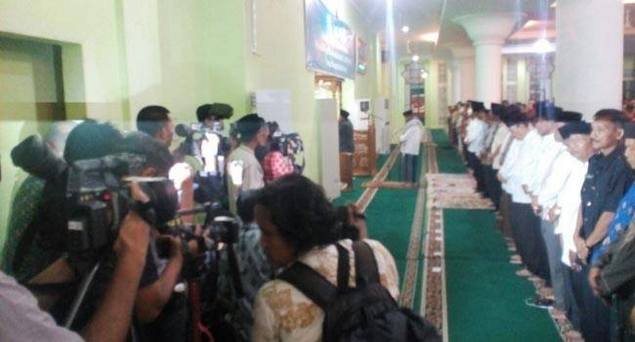  Onde Mande! Demi Pencitraan Jokowi di Padang, Shaf Sholat Dimundurkan 