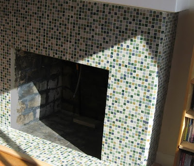 Chimenea decorada con azulejos