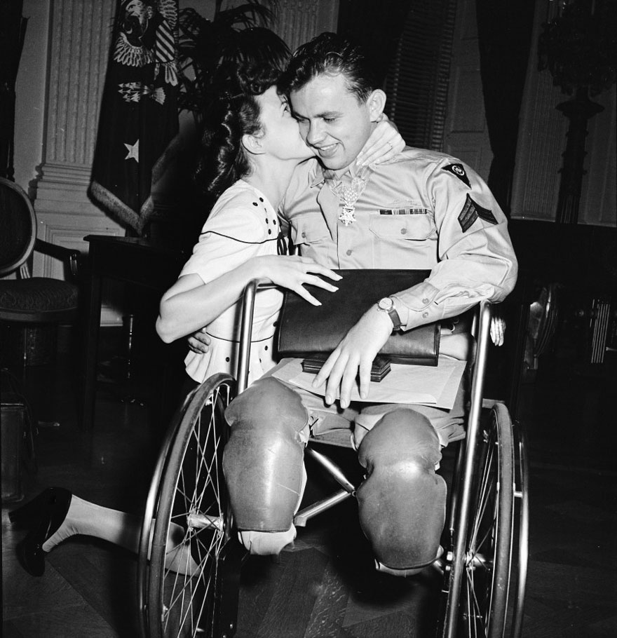 60 + 1 Heart-Warming Historical Pictures That Illustrate Love During War - Jean Moore Kneels And Kisses Her Fiancé, Wheelchair-Bound World War II Veteran Ralph Neppel, 1945
