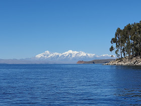 Lago Titicaca com o Pico Nevado ao fundo - Copacabana - Bolívia