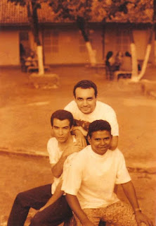 Eduardo, Fabiano e Manu no pátio interno