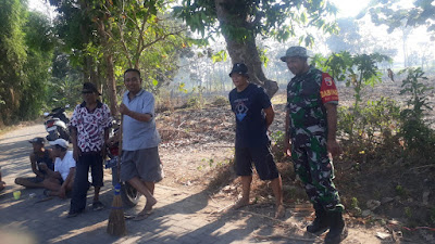 Guyup Rukun Desa Keras Diwek Jombang Melaksanakan Kerja Bakti Bersihkan Jalan Desa.