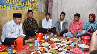 Andri Warman Saat Grebek Sahur Di Rumah Warga Kampuang Baruah