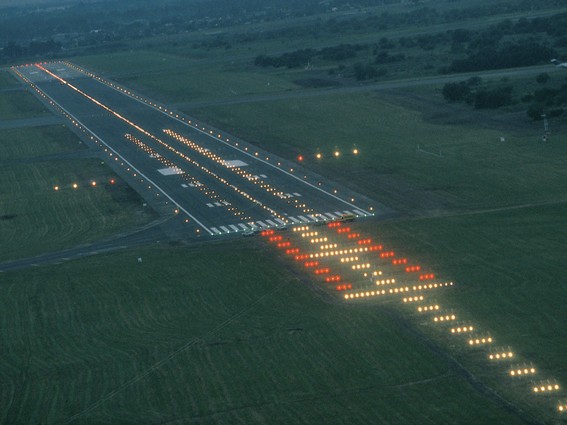 Pista de aeropuerto iluminada