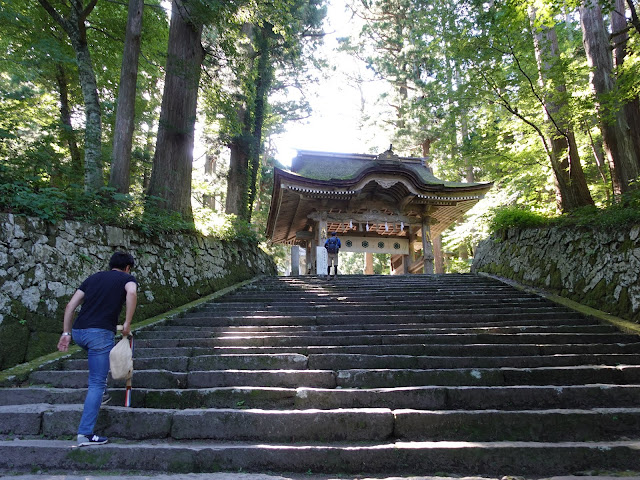 大神山神社の後ろ向き門