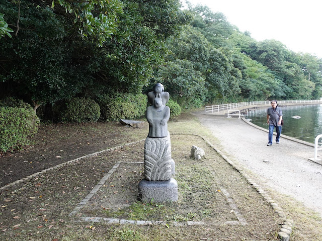 湊山公園の中海岸辺の彫刻ロード