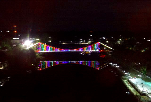 Foto jembatan gantung sanggau malam hari