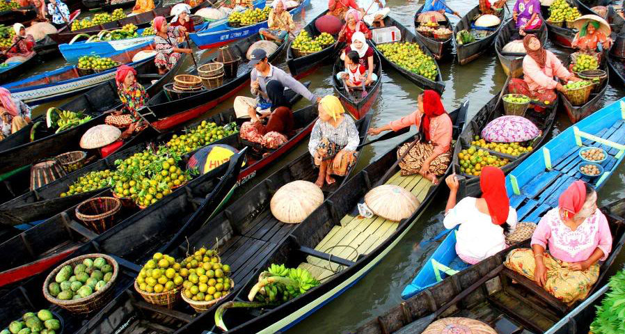 Objek Wisata Pasar Terapung Tempat Andalan di Banjarmasin ...