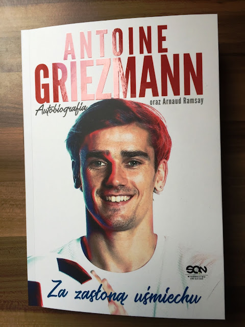 Recenzje #124 - "Antoine Griezmann za zasłoną uśmiechu" - okładka książki pt."Antoine Griezmann za zasłoną uśmiechu" - Francuski przy kawie