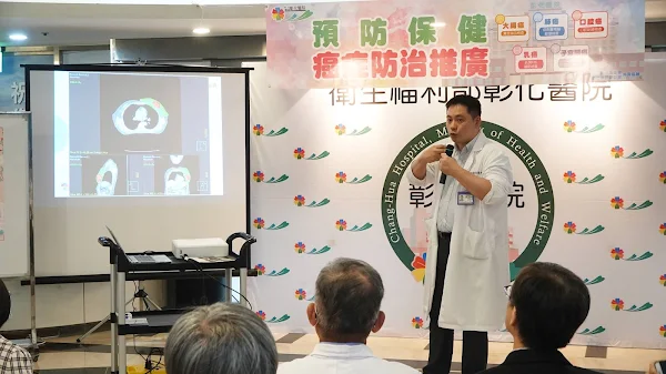 ▲彰化醫院放射腫瘤科主任吳俊玠分享，定期檢查、及早發現，能大幅提高治癒率與生活品質，並有機會進行乳房保留手術，對患者情緒支持與自信有正向幫助。（記者林明佑攝）