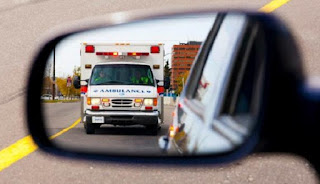 kenapa sih tulisan mobil ambulans itu terbalik