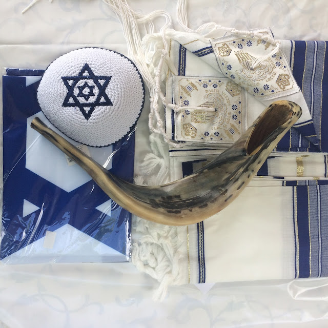 Kipa, shofar, talit, bandeira de Israel