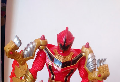 Figura de ação articulada do Power Ranger vermelho com asas e garras (falta a cabeça deveria estar oposto a do humamo)  Bandai  - 16 cm  R$ 30,00