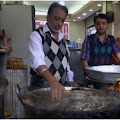 Waww Luar Biasa!! Bapak Penjual Gorengan Ini Punya Kebiasaan Menggoreng Dalam Minyak Panas Menggunakan Tangan Kosong.[[ BERIKUT VIDEONYA ]]