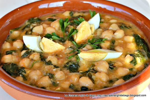 receta-de-potaje-de-garbanzos-y-espinacas-con-picada-de-almendras