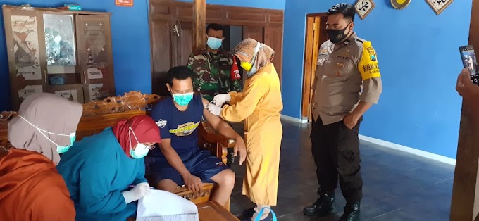 Bhabinkamtibmas Polsek Siman Polres Ponorogo dan Babinsa Koramil Siman amankan giat Vaksinasi untuk ODGJ di Desa Binaan