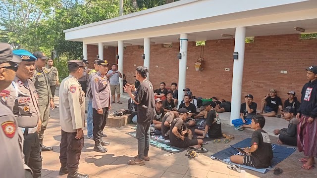Tim Gabungan Polsek Denpasar Utara dan Satpol PP Tertibkan Puluhan Suporter Bola di Lapangan Lumintang