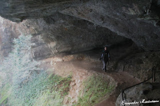 Paso por la parte de detrás de la cascada de Kakouetta.