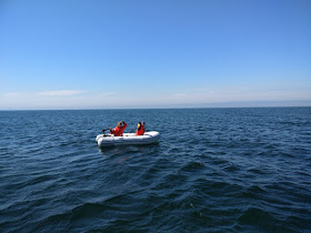 Kaksi kartoittajaa kumiveneessä.
