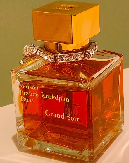 سيمفونية عبيرية: استكشاف جاذبية عطر "Grand Soir" من Maison Francis Kurkdjian