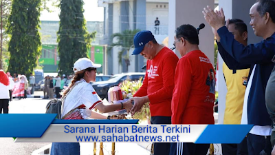 Bupati Pinrang Lepas Ribuan Peserta Defile Porseni Peringatan HUT RI Ke - 78