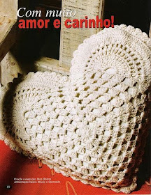 Decoração com almofadas em forma de coração em crochê
