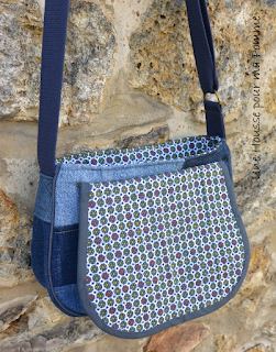 Sac Besace en jeans recyclés monté façon patchwork, intérieur coton ethnique, passepoil gris, deux poches en soufflet devant, biais gris sur le rabat, entièrement doublé pour le rendre semi-rigide, anse coton bleu marine, boucles couleur laiton vieilli. Dimensions : 24 x 18 x 7 cm environ.  Les jeans portés recyclés parfois délavés par le temps apportent cette "petite chose en plus" à cette pièce unique