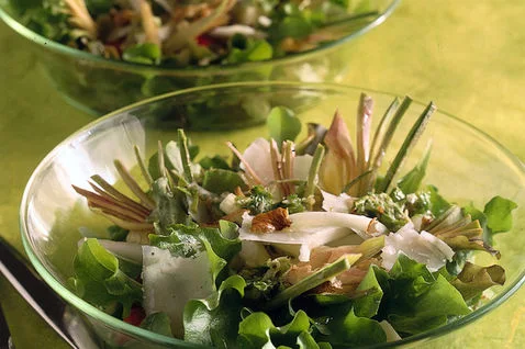 Insalata di erbe, noci e pecorino