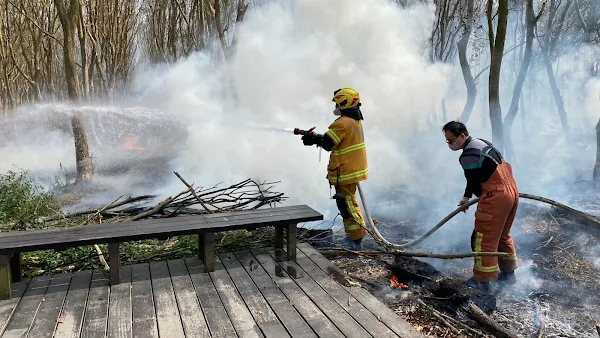 ▲彰化縣溪州鄉濁水溪河堤今天下午約2點左右發生兩起火警，消防人員接獲通報出動滅火，火勢約莫10多分鐘左右控制並且撲滅，所幸無人員傷亡，詳細起火原因仍待消防局調查。（記者林明佑翻攝）