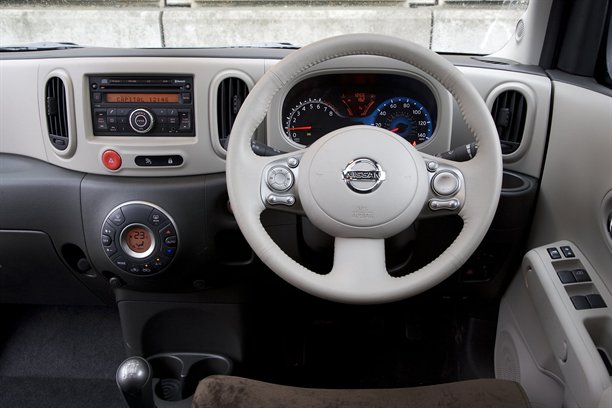 2010 Nissan Cube 1.6 LDN - dashboard trim view