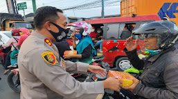 Peduli Covid-19, Polres Serang Bagikan 300 Bok Nasi Kotak Kepada Masyatakat