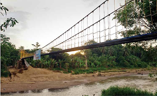 Jembatan Gantung  Ciwaru, yang dibangun  dengan bantuan dana dari  PT Krakatau Steel sebesar  Rp 1 Miliar.