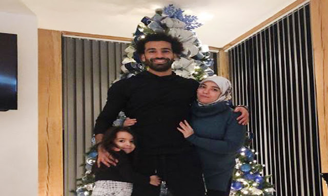 محمد صلاح يحتفل بالكريسماس مع زوجته وابنته مكة