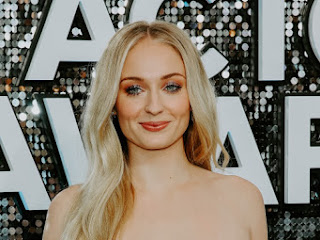 Sophie Turner Red Hot in Red Carpet