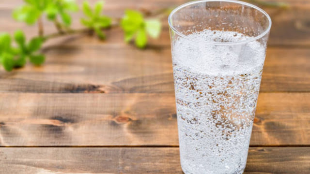 Qué tan saludable es el agua carbonatada. 5 mitos desmentidos.