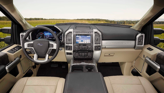 Interior view of 2017 Ford F-250 Super Duty 4X4 Crew Cab