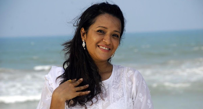 reema sen from movie mugguru photo gallery