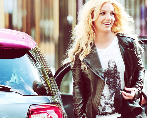 Here's a picture of Britney Spears shooting her new video in London for the 