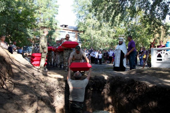 Медсестри та офіцери з простреленими скронями - розкопали братську могилу